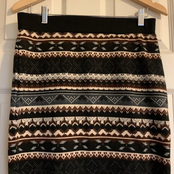 Women's Short Nordic Look Skirt - Picture 3 of 6